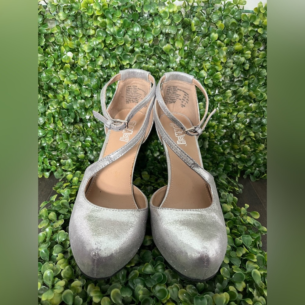 Silver Brash High Heels Size 7.5
Prom, wedding, night out, fancy, glitter